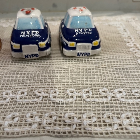 2 sets of Salt and Pepper Shakers. Minature OutHouse S&P and NYPD police car S&P - Picture 13 of 13